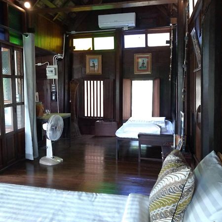 Rustic​ Charm​ Suphan​ Ban Tha Pong Bilik gambar