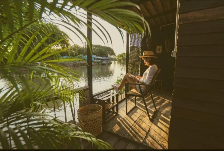 Rustic​ Charm​ Suphan​ Ban Tha Pong Bilik gambar