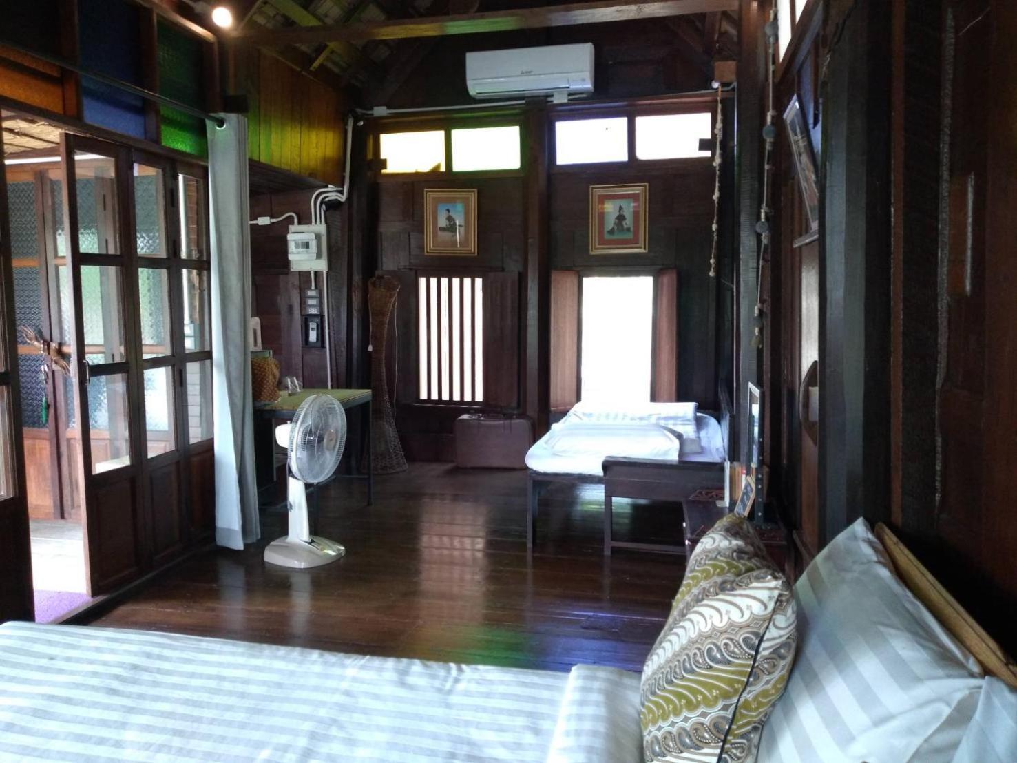 Rustic​ Charm​ Suphan​ Ban Tha Pong Bilik gambar